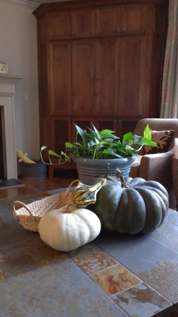 pumpkins_decorate_dining_room_table