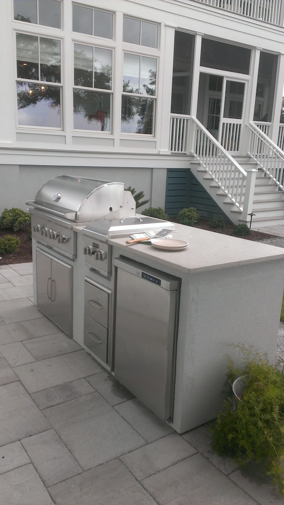 Of course there's an outdoor kitchen.